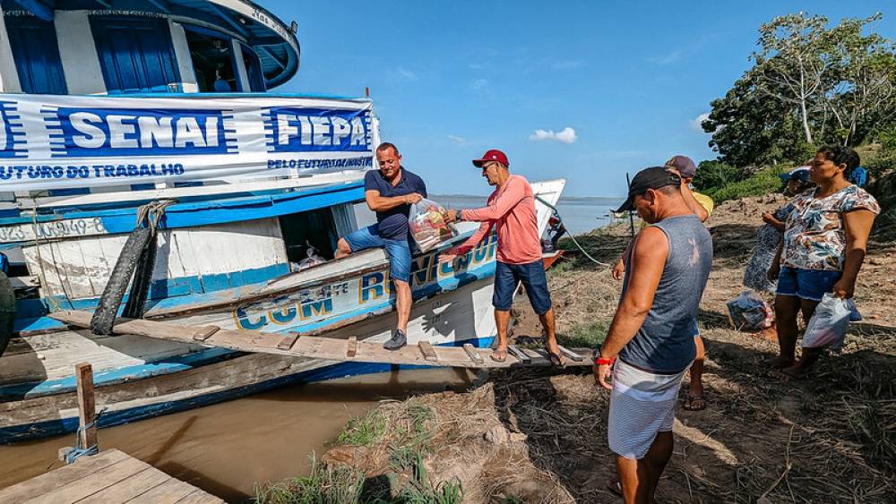 Sistema FIEPA realiza ação social em comunidades afetadas pela seca em Santarém