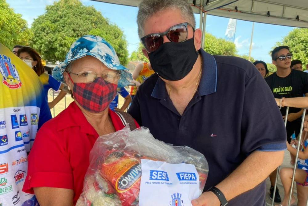 Famílias carentes recebem doações de cestas básicas em Salinópolis